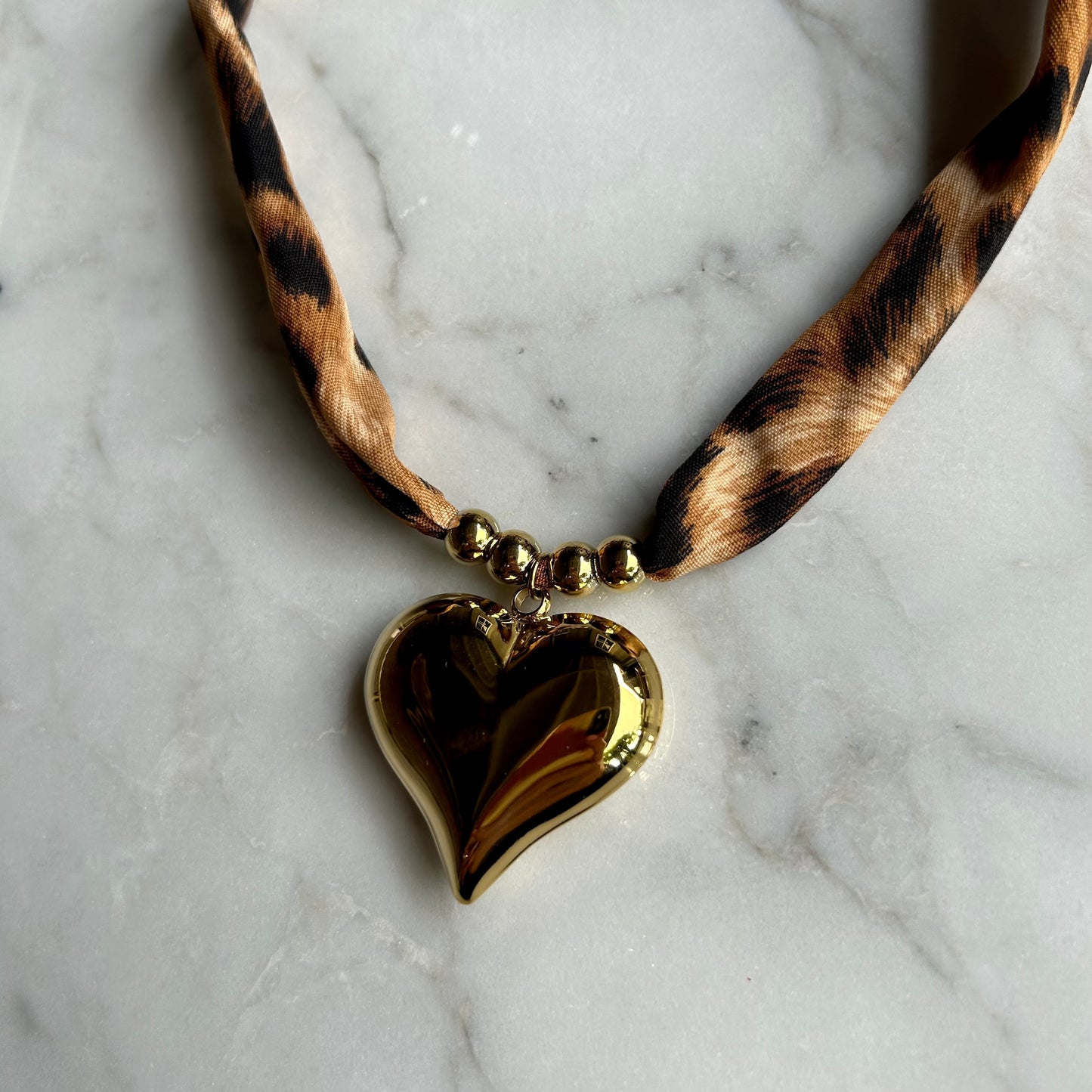 Leopard heart ketting